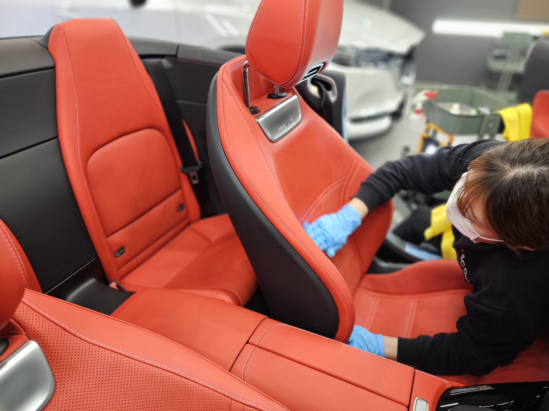 メルセデスベンツAMG SL43 アルペングレー レザーシートコーティング作業風景