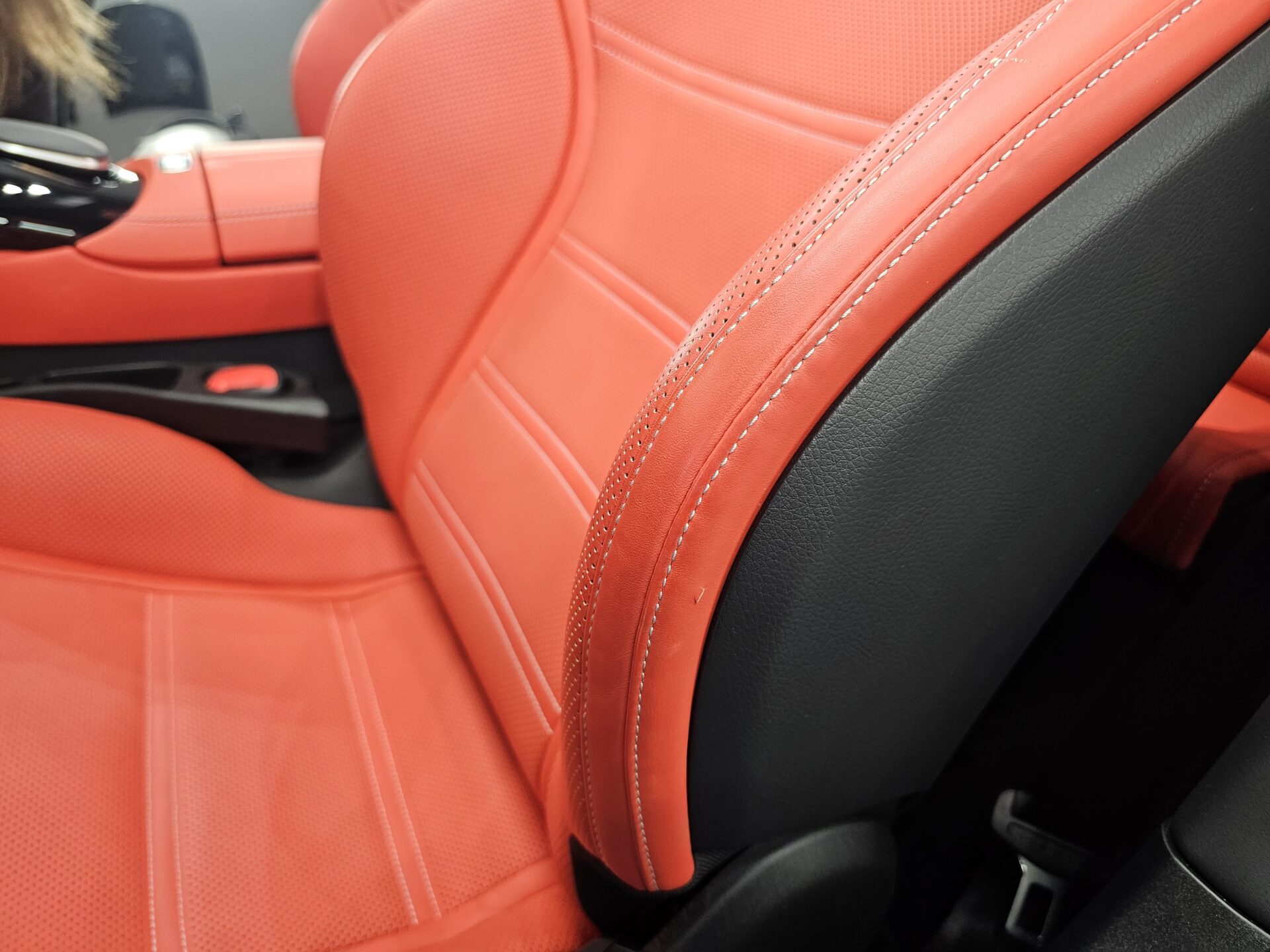 メルセデスベンツAMG SL43 アルペングレー レザーシート汚れ