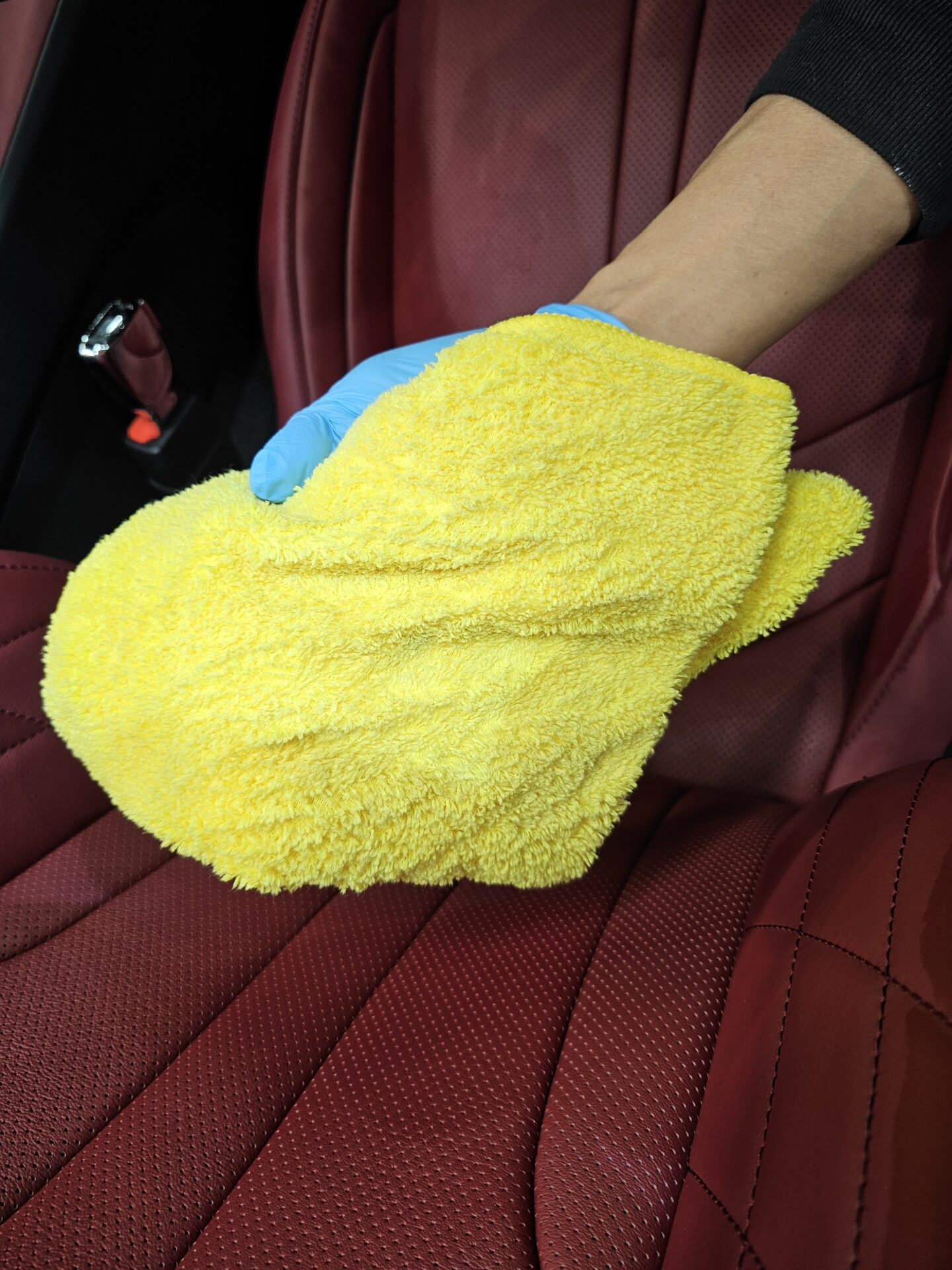 レクサスLC500コンバーチブル最終モデル 新車でもレザーシート汚れています