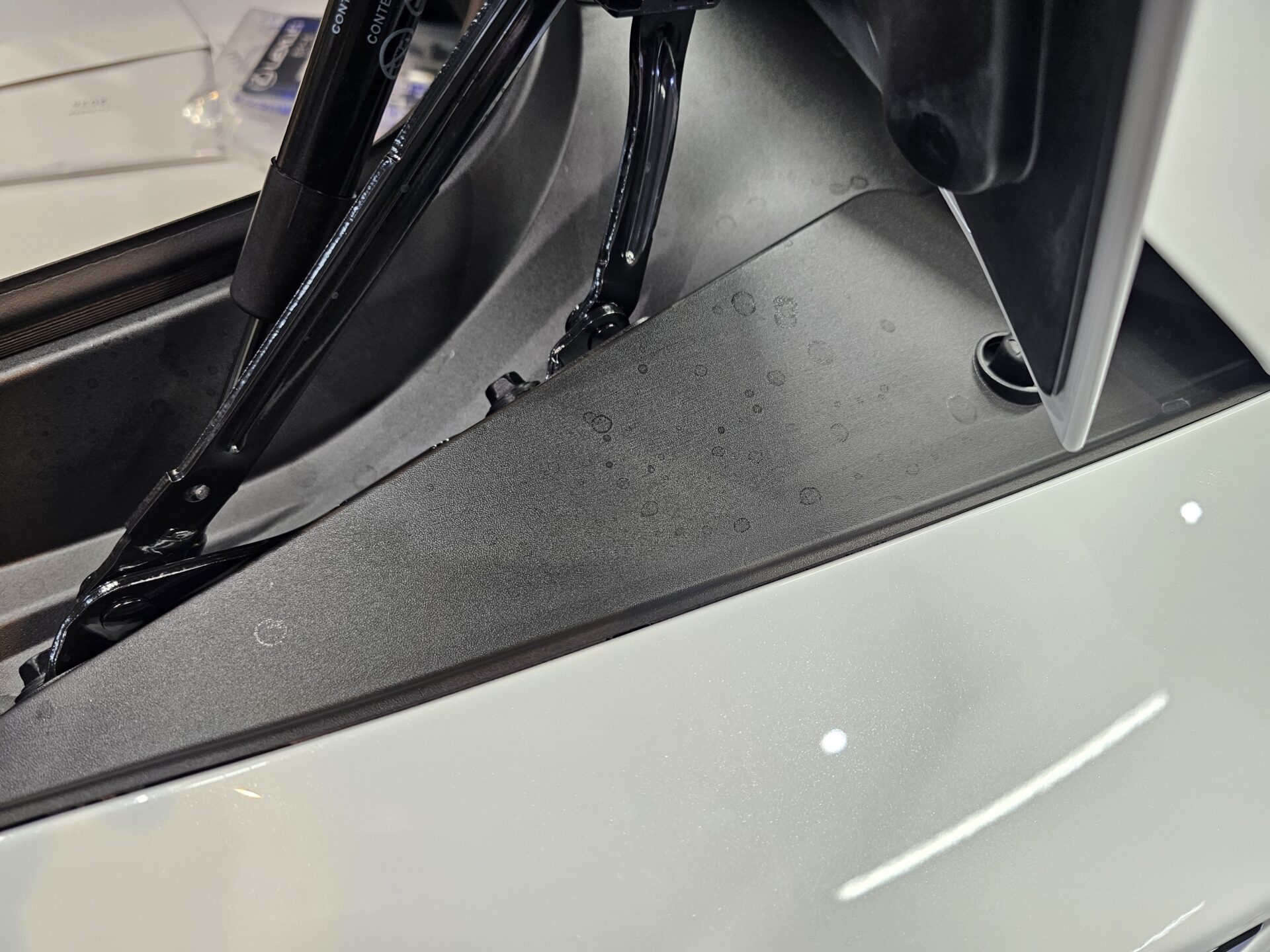 レクサスLC500コンバーチブル最終モデル 開口部シミ