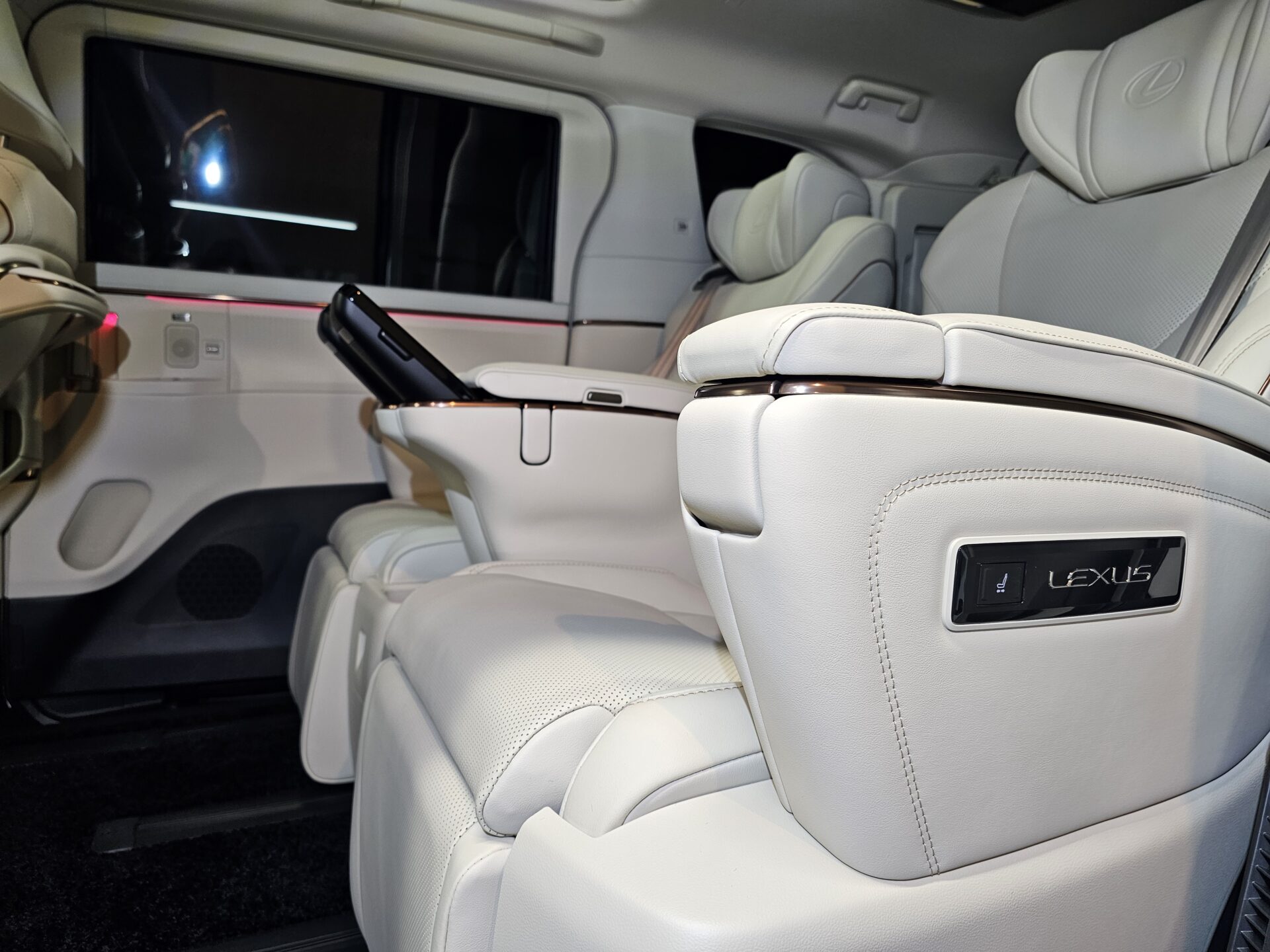 レクサスLM500hバージョンL 白レザーシートコーティング