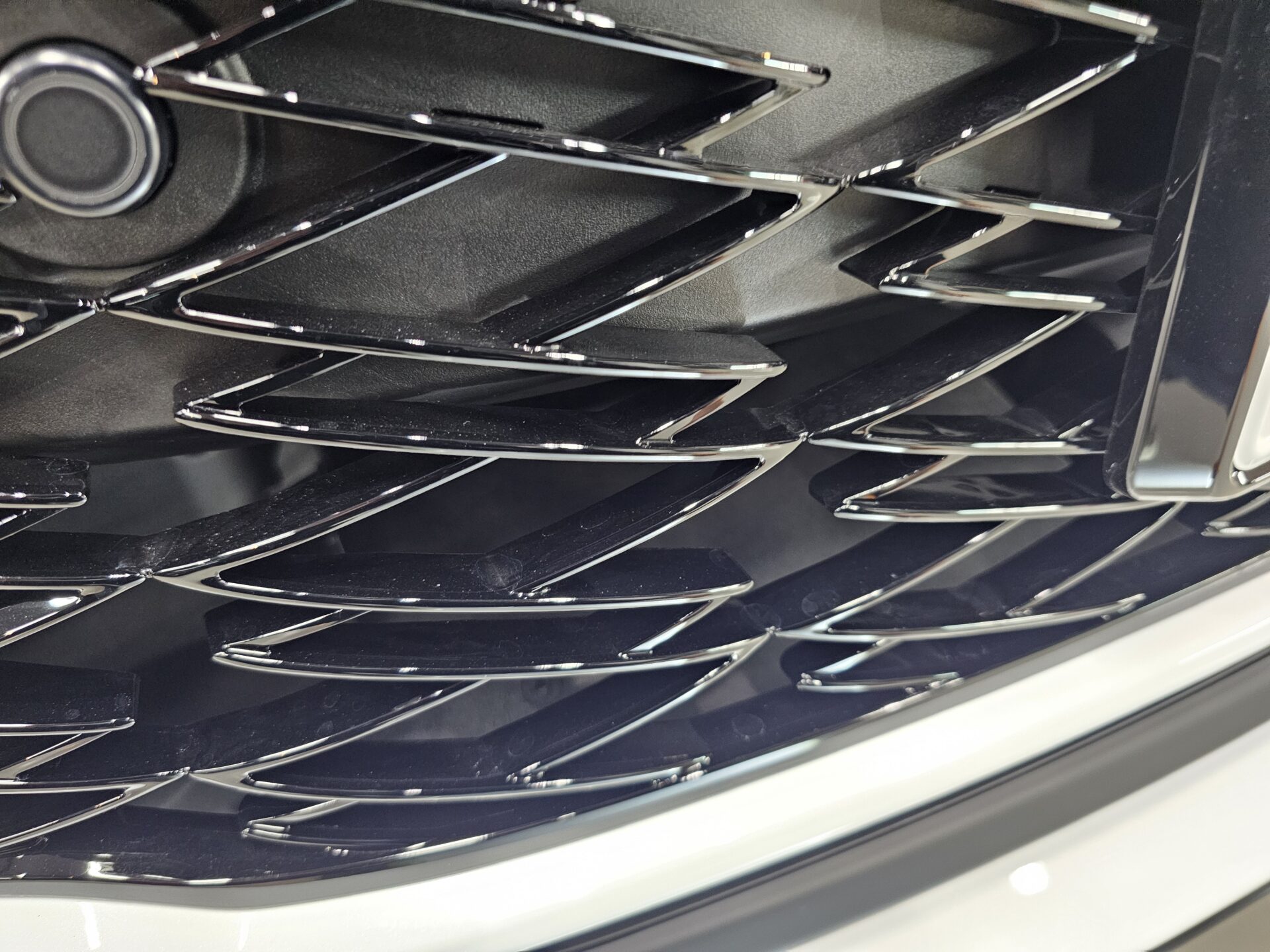 年次改良新型レクサスRX350 フロントグリル汚れ