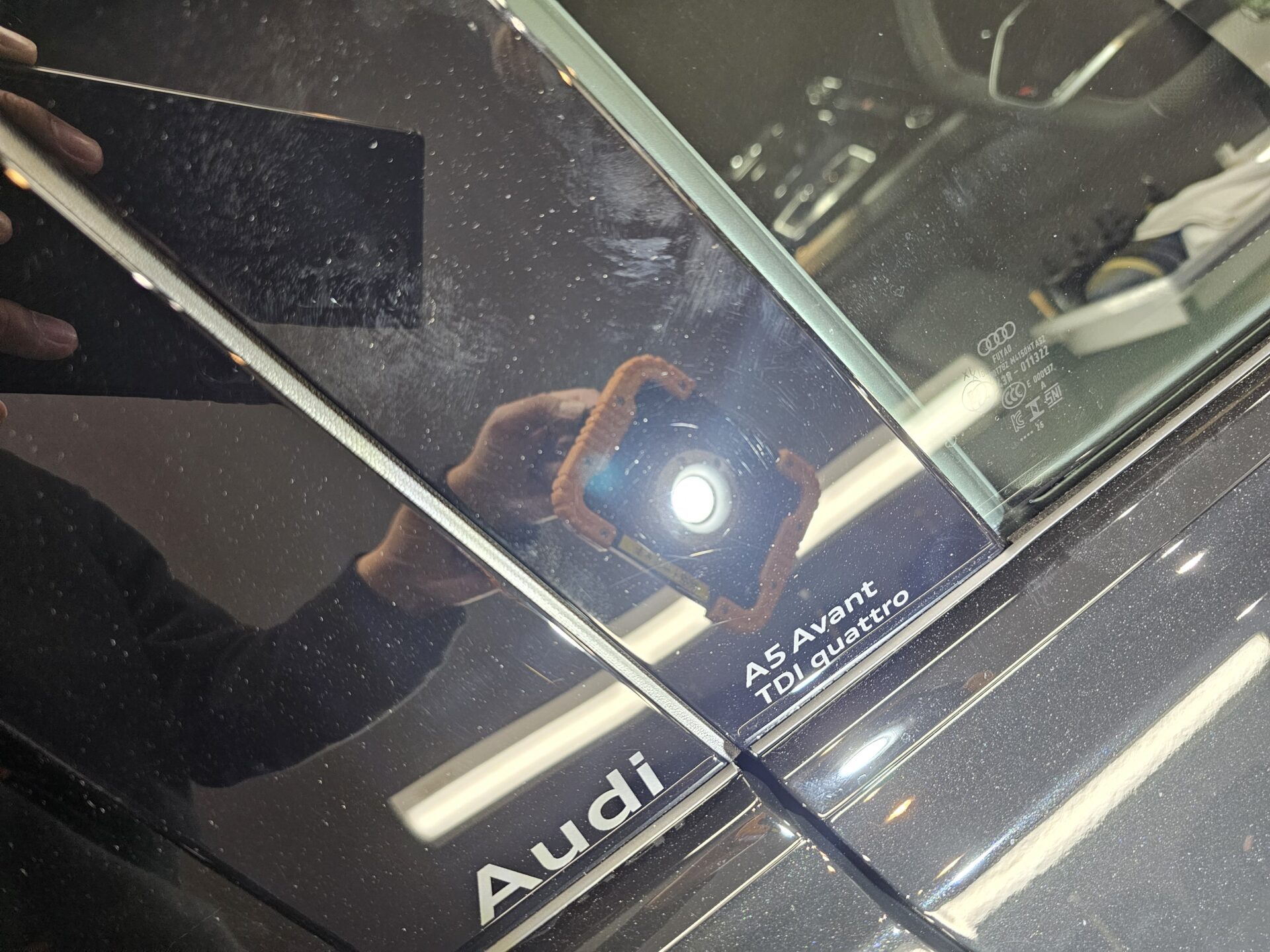 新型アウディA5アバント 新車 ピアノブラックピラー薄傷