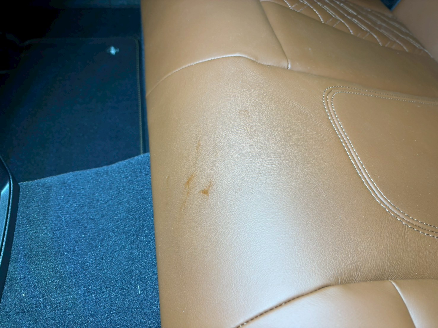 ALPINA B3GT アルピナ 新車 シート汚れ