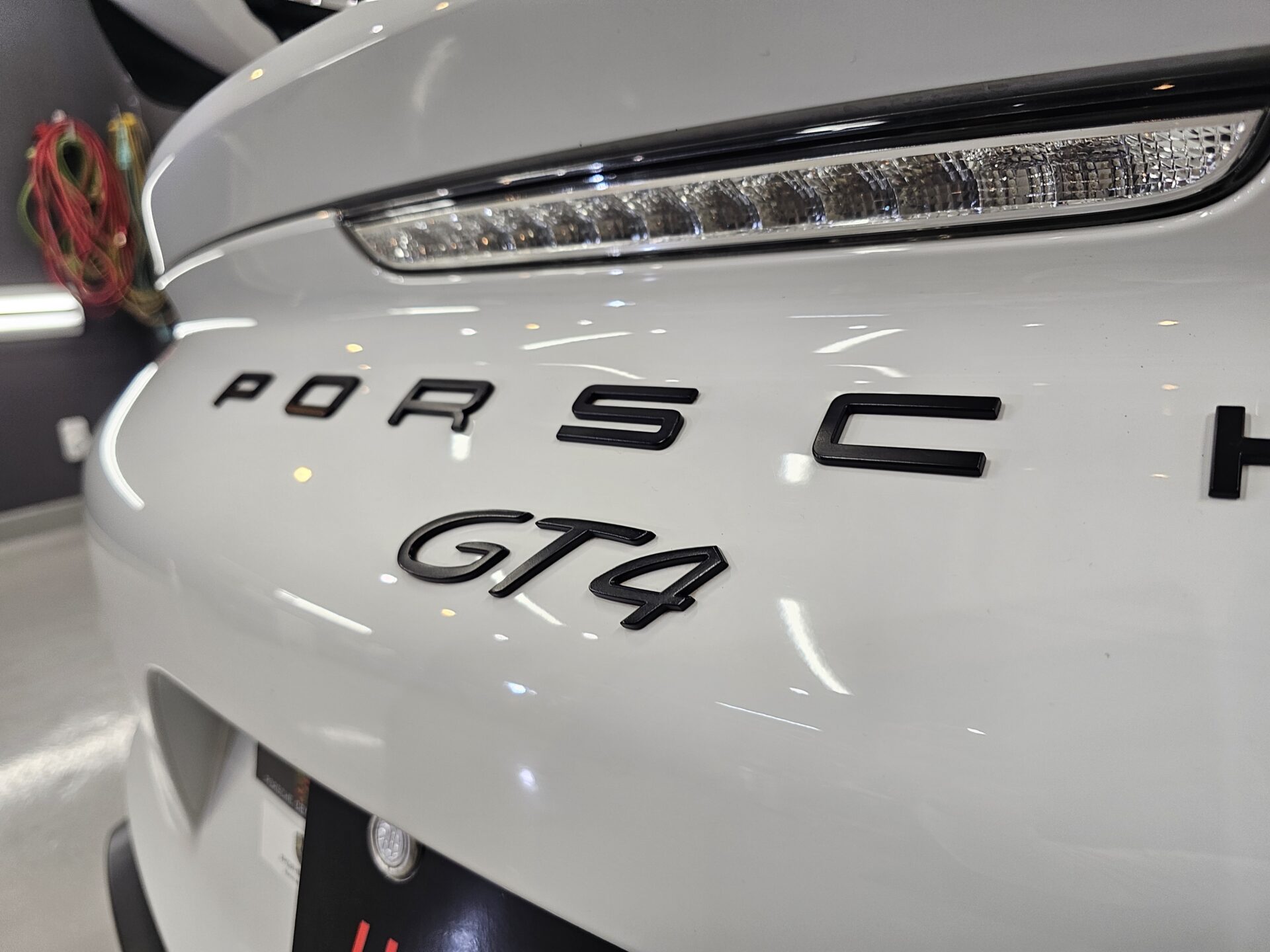 ポルシェ981ケイマンGT4 エンブレム仕上げ