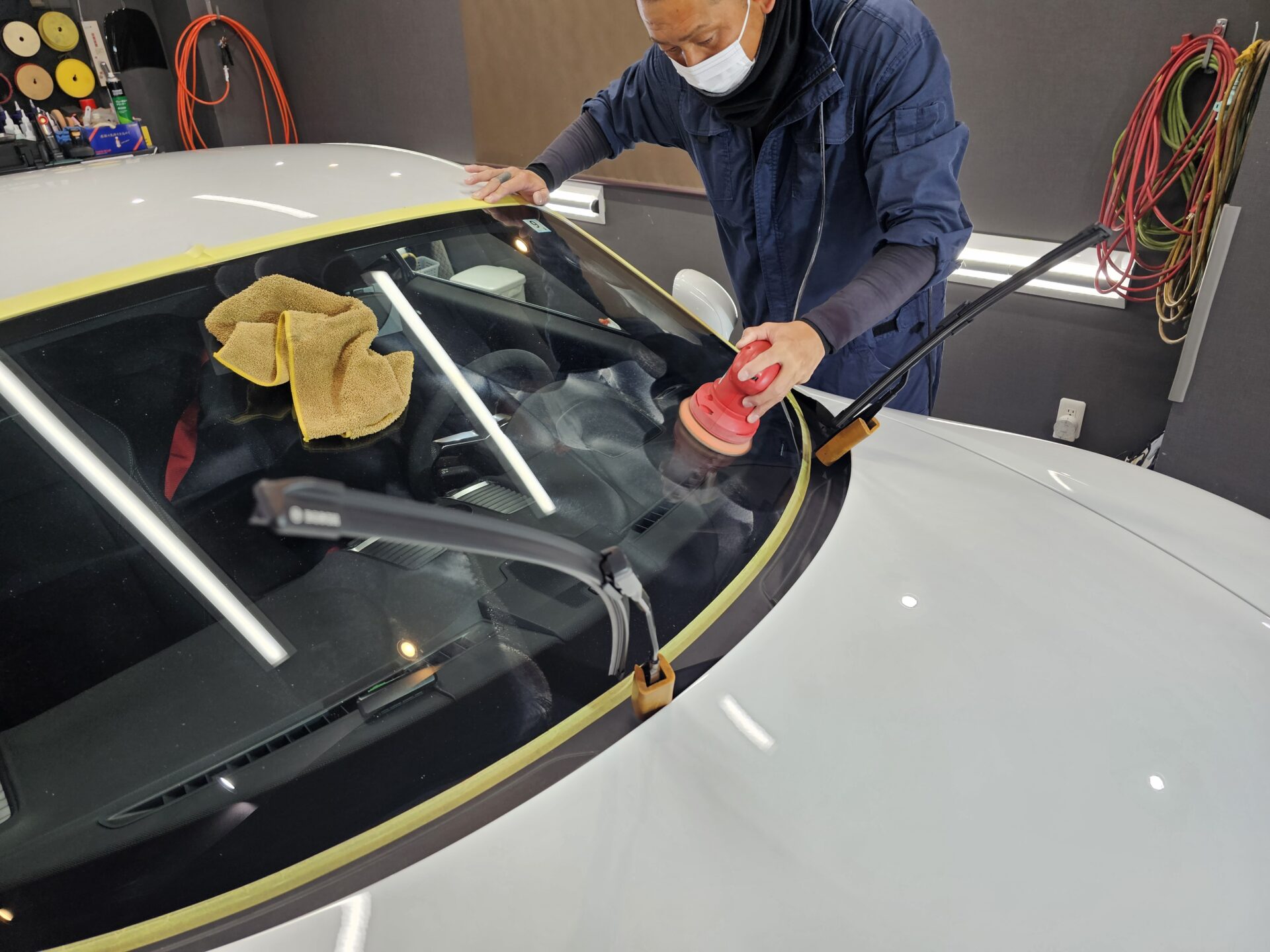 ポルシェ981ケイマンGT4 フロントガラス下地処理