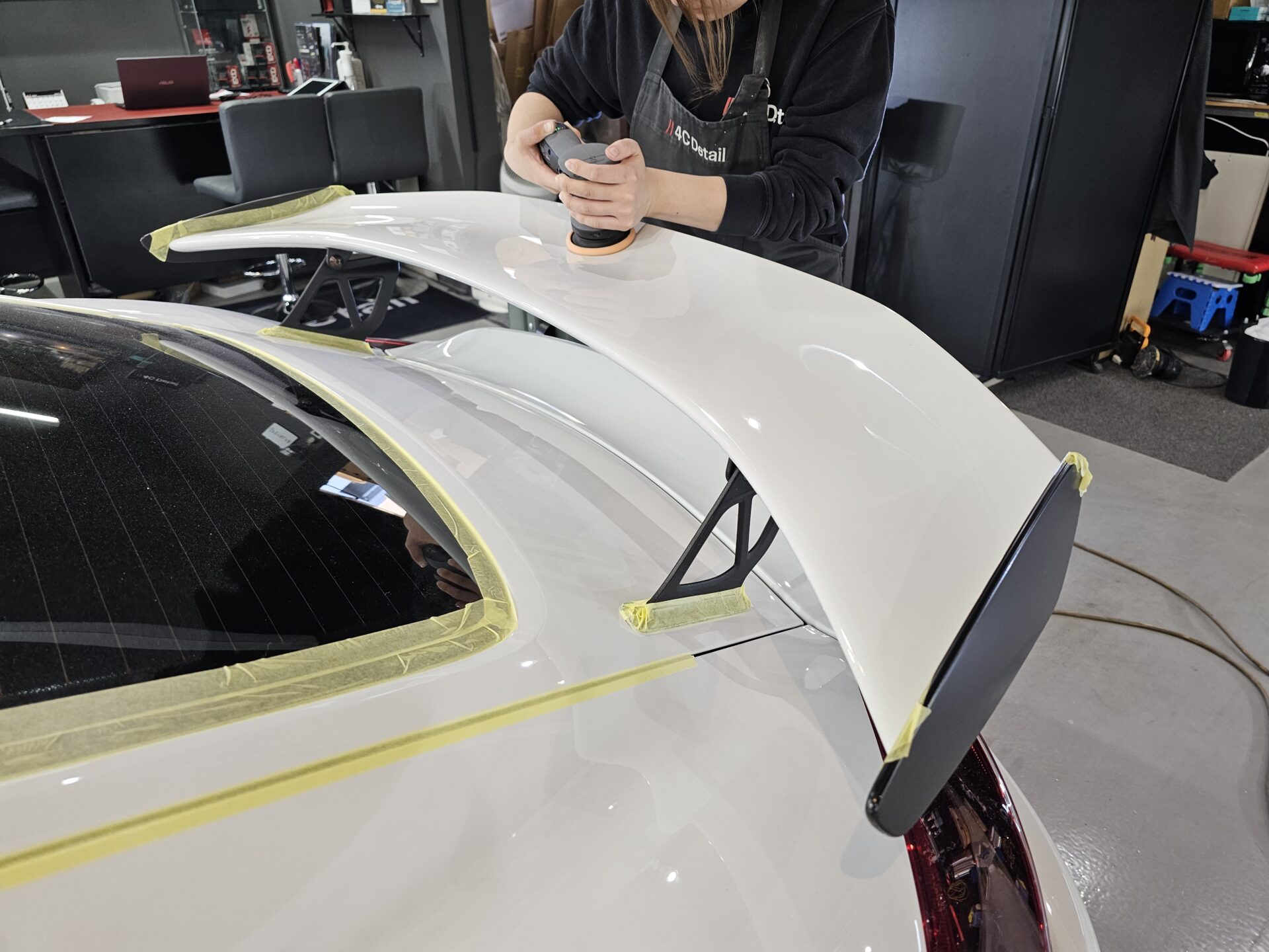 ポルシェ981ケイマンGT4 リアウイング磨き