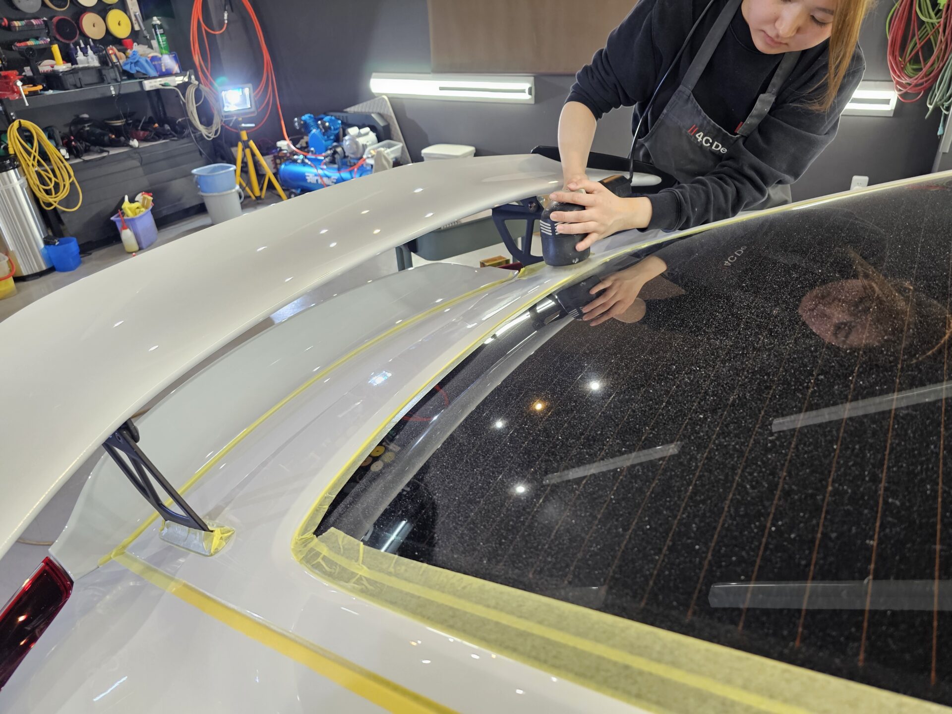 ポルシェ981ケイマンGT4 狭いところも磨きます