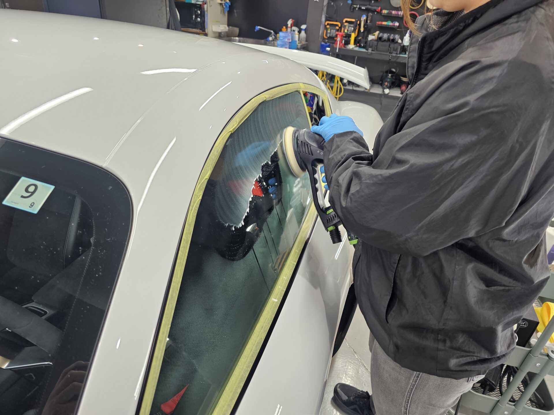 ポルシェ981ケイマンGT4 窓ガラス磨き 下地処理