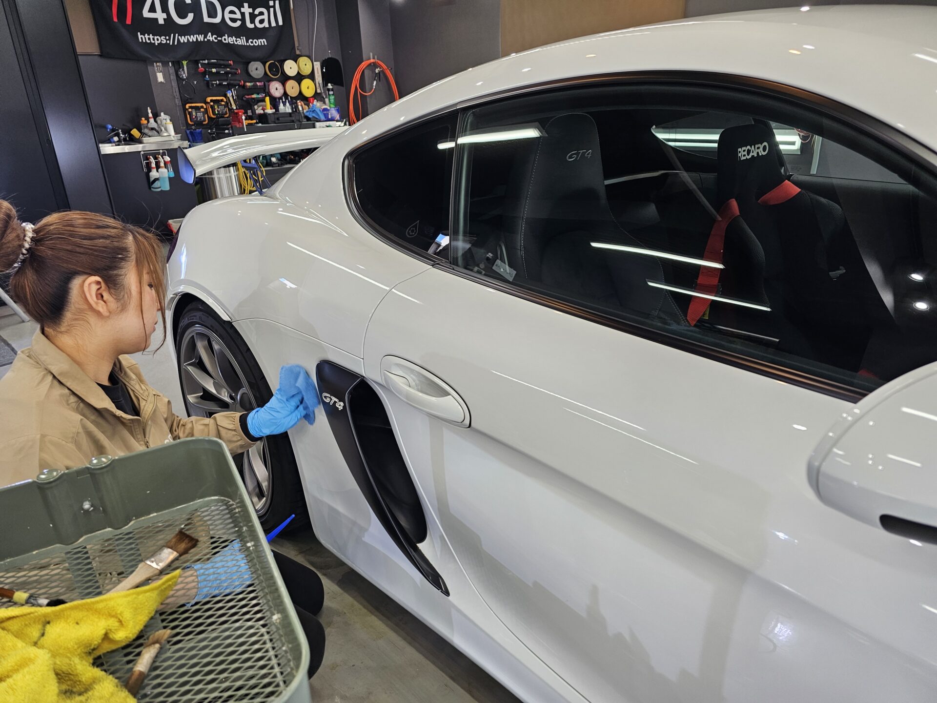 ポルシェ981ケイマンGT4 細部洗浄
