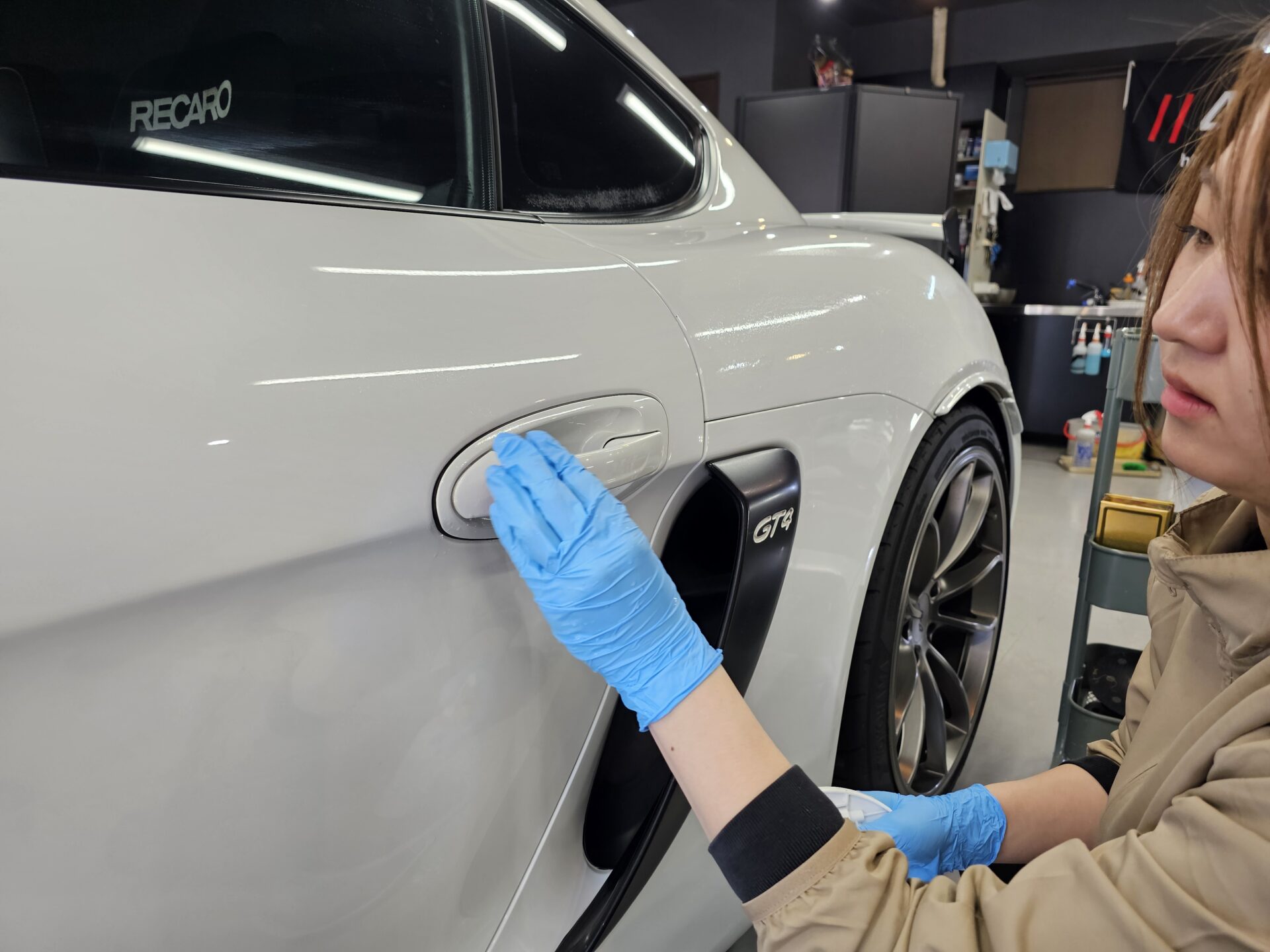 ポルシェ981ケイマンGT4 鉄粉を隅々まで取り除く