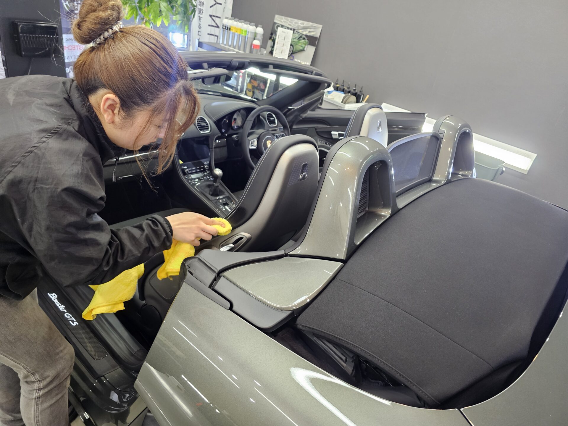 ポルシェ718ボクスターGTS4.0 アベンチュリングリーン レザーシートクリーニング