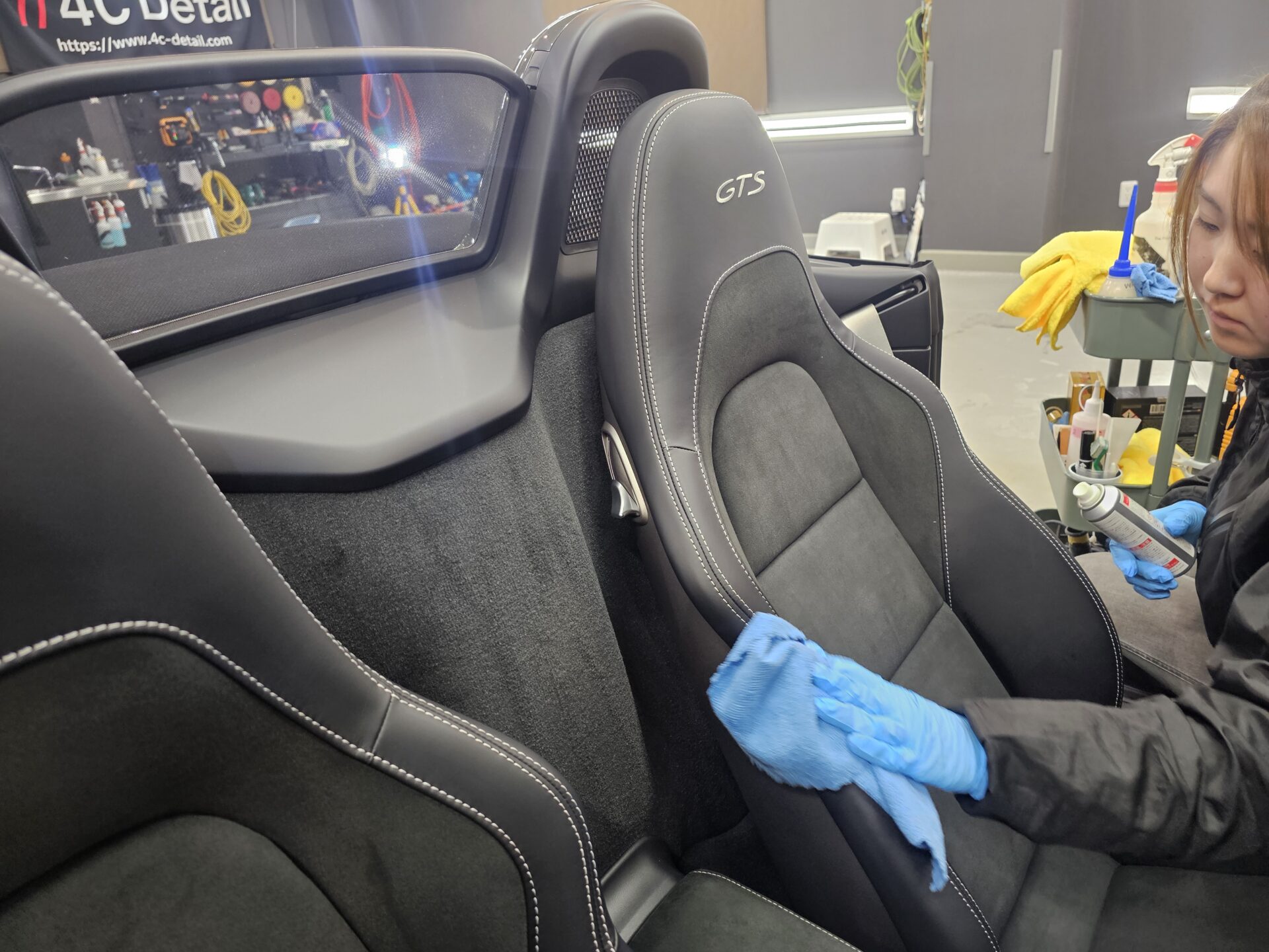 ポルシェ718ボクスターGTS4.0 アベンチュリングリーン レザーシートコーティング施工風景