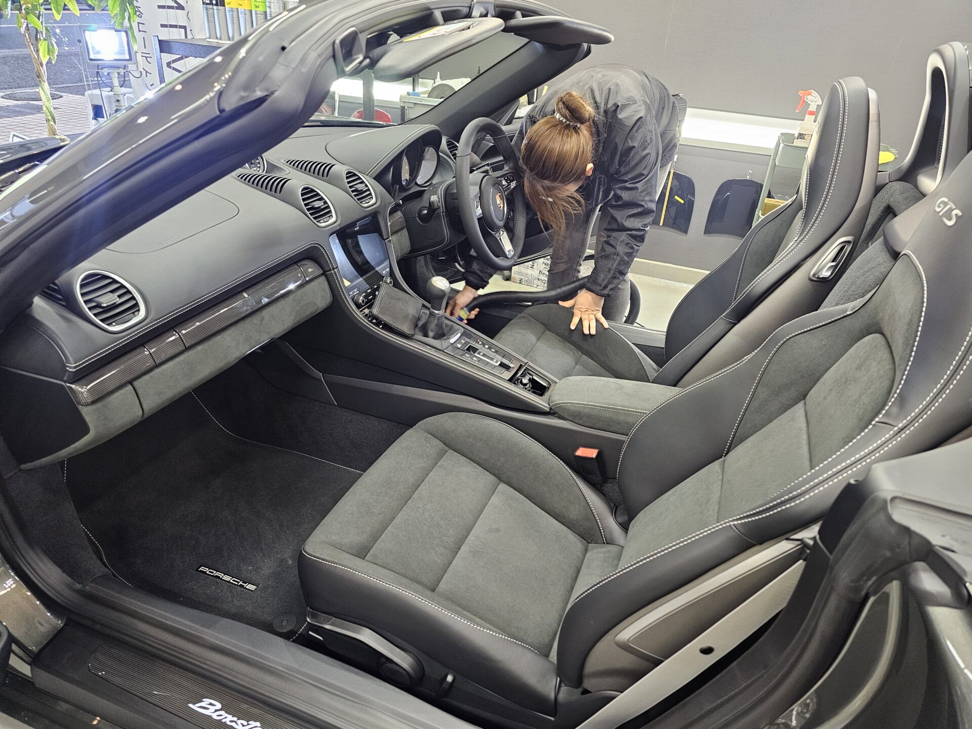 ポルシェ718ボクスターGTS4.0 アベンチュリングリーン 掃除機