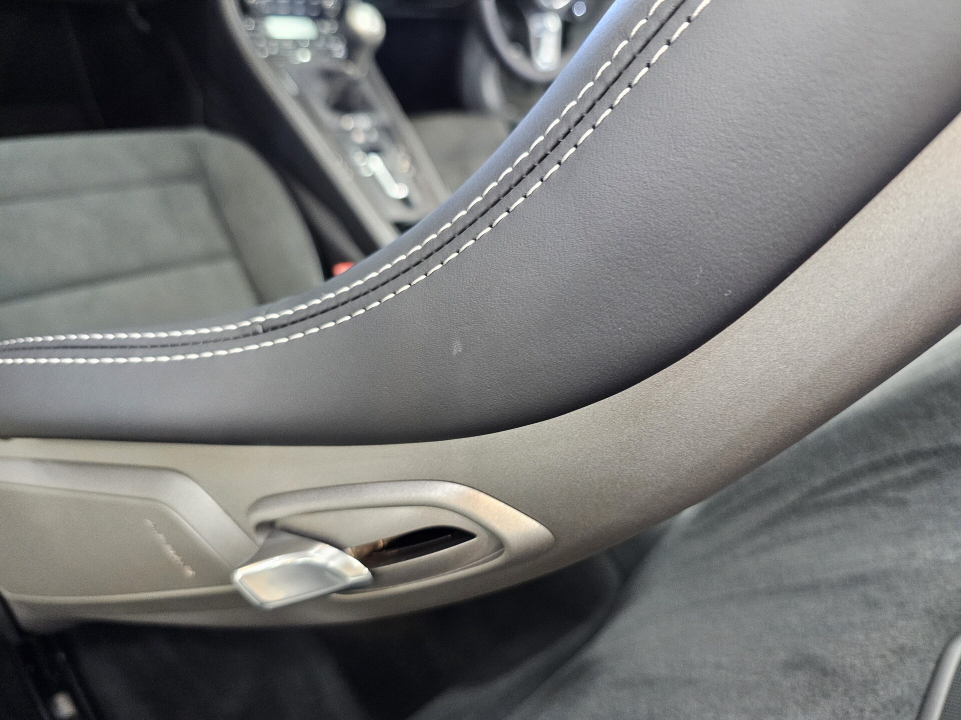 ポルシェ718ボクスターGTS4.0 アベンチュリングリーン 新車レザーシート汚れ