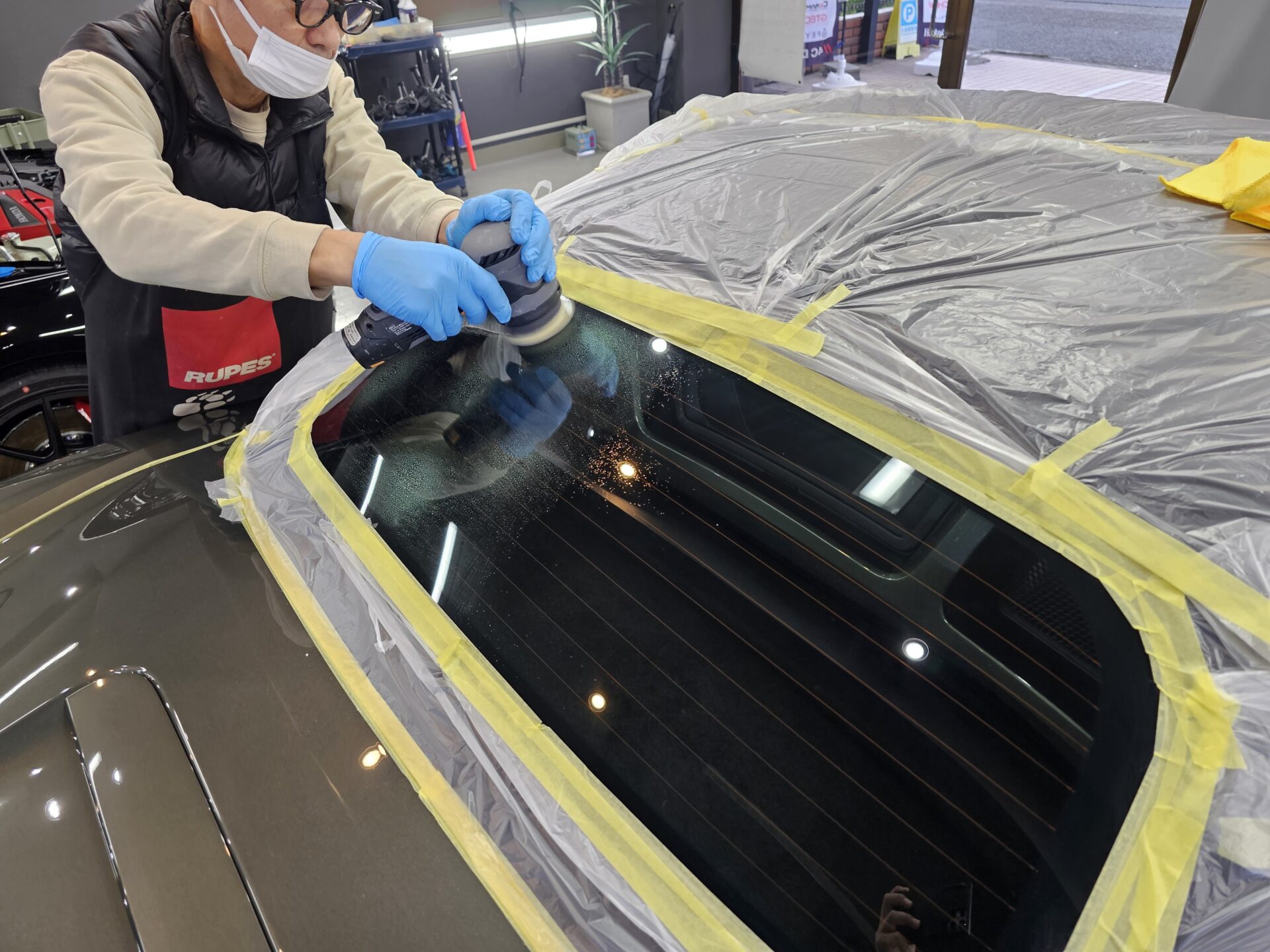 ポルシェ718ボクスターGTS4.0 アベンチュリングリーン 窓ガラス磨き